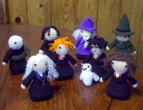 Photos of needlework by members of Hogwarts at Ravelry.com