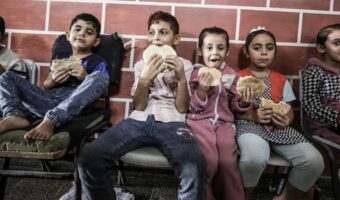 UN photo of kids in Gaza eating bread provided by World Food Program